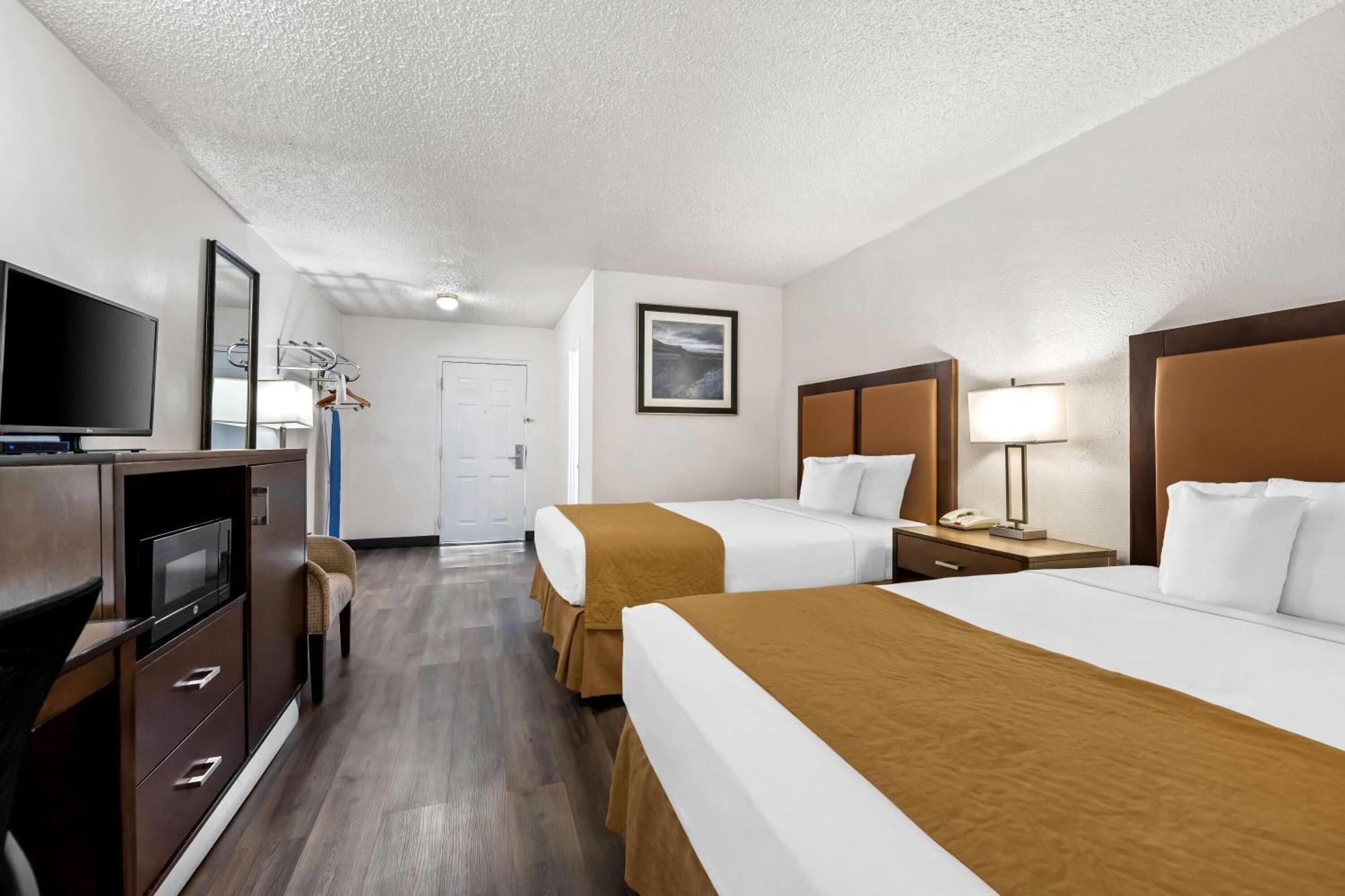 Motel Travelodge By Wyndham Page, View Of Powell